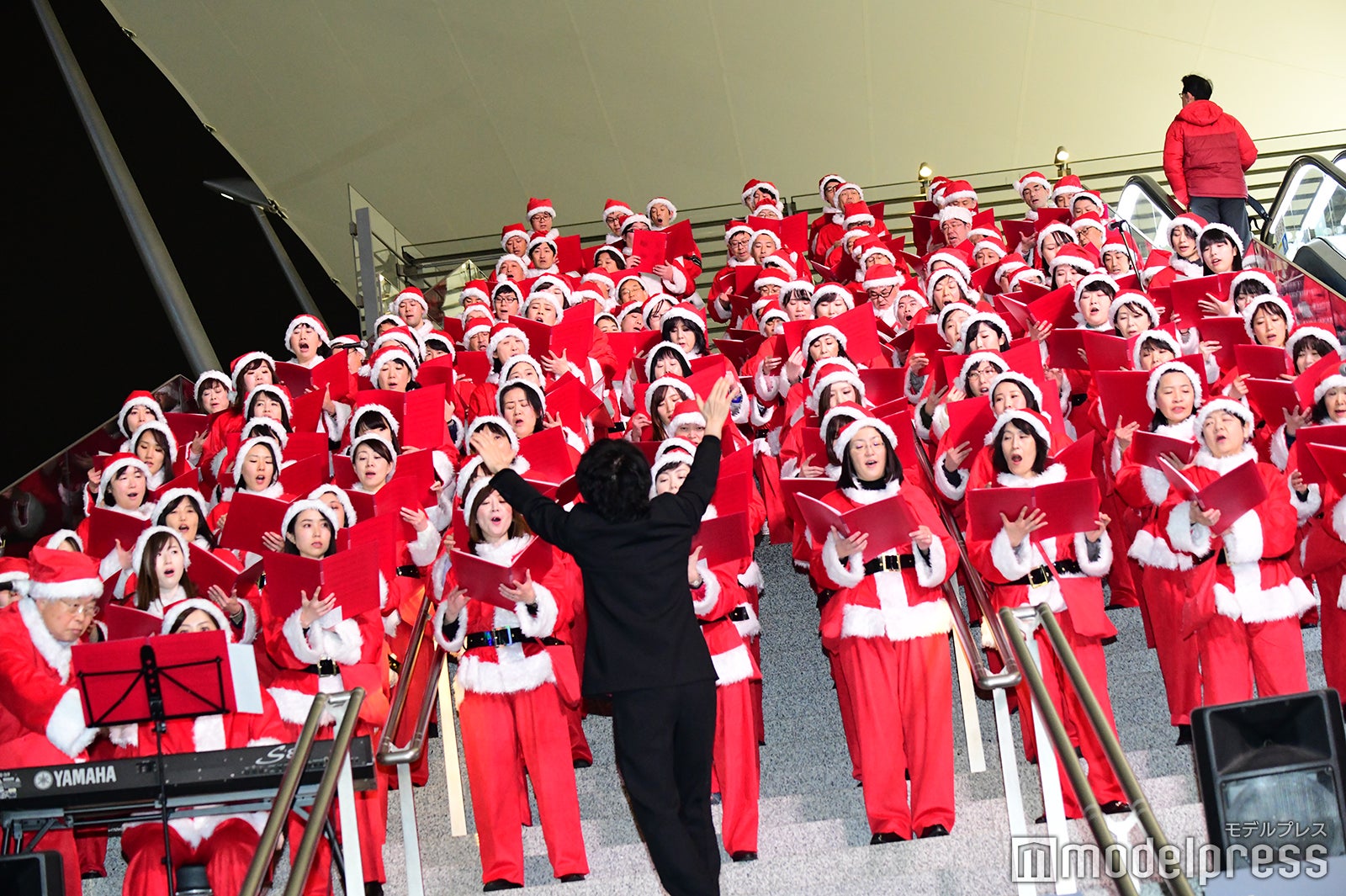 「東京駅105th Anniversary 105人サンタを探せ！ビンゴスタンプラリー」オープニングセレモニーの様子（C）モデルプレス