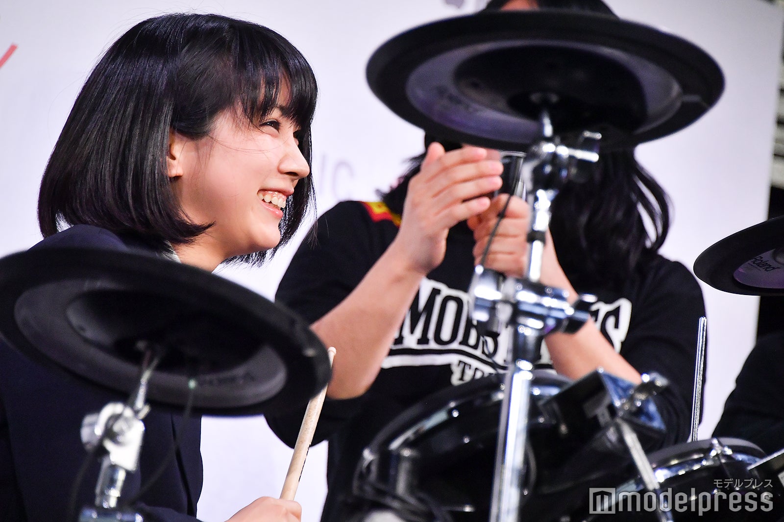 無茶振りにこたえドラムを披露、照れ笑いする松本穂香