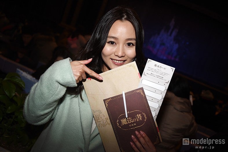 「ミッキーと魔法使いの試練」謎解きキット／モデル：阿井莉沙