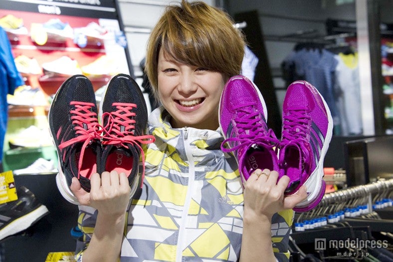 シューズ選びを行う田中美保