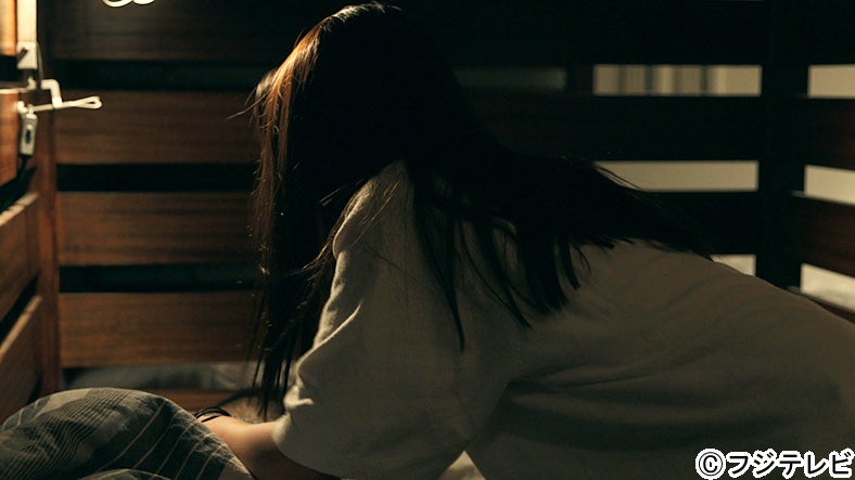 酔いつぶれたアーマンを心配するありさ『TERRACE HOUSE BOYS ＆ GIRLS IN THE CITY』18th WEEK（C）フジテレビ／イースト・エンタテインメント