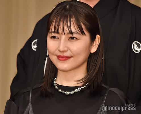 長澤まさみ、ブラックコーデを引き立てる差し色リップの選び方<ヘアメイク分析>