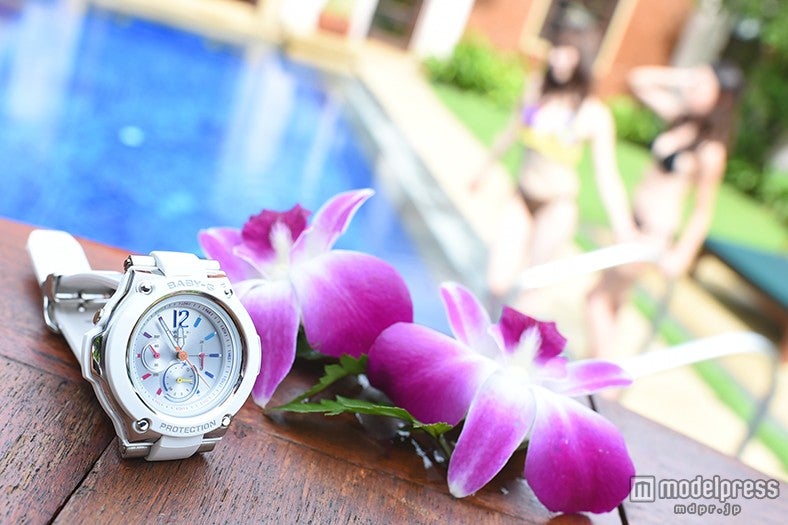 ビビットカラーフェイスのソーラーパネルがしっかり充電「BABY-G Tripper（ベイビージー トリッパー）」白 BGA-1400-7BJF