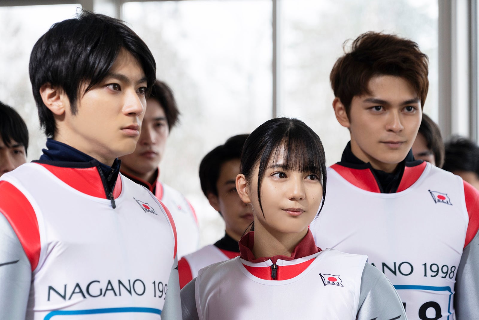 （左から）山田裕貴、小坂菜緒（日向坂46）、眞栄田郷敦／映画「ヒノマルソウル～舞台裏の英雄たち～」場面写真 （C）2021映画「ヒノマルソウル」製作委員会