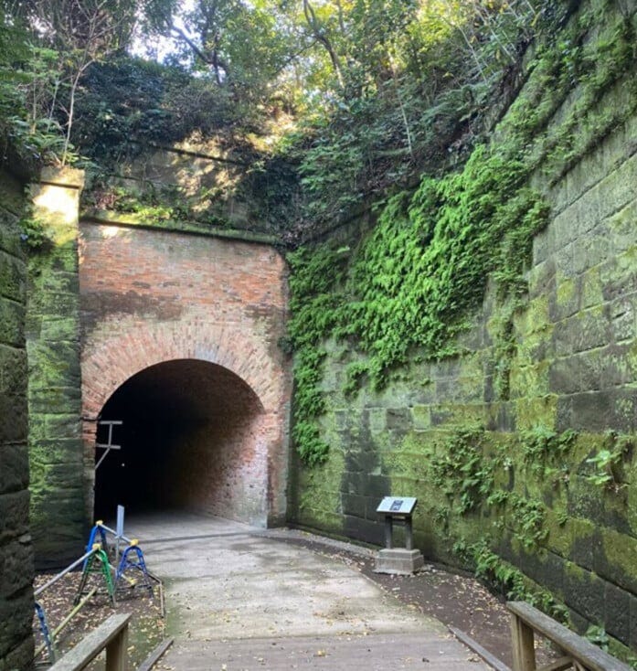 レンガ造りのトンネルがひっそりと現れる。日本で最も古い建造物のひとつといわれている