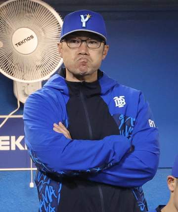 DeNA・相川監督「取れるアウトをしっかり取らないと自分たちの首を絞めるだけ」 三回のヒュンメルの痛恨落球に厳しい表情