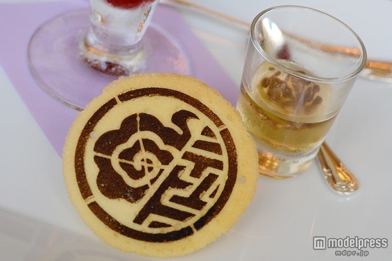 「ミニーマウスの雅パフェ じゅん菜入りアップルビネガースープを添えて」／和テイストのクッキーとじゅん菜入りアップルビネガースープ