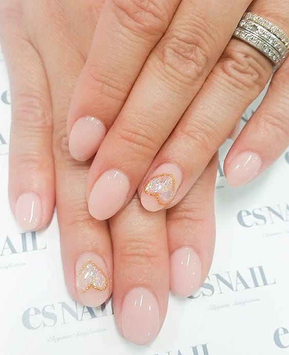 シンプルなデザインだからこそアクセサリーが映える(画像提供:esNAIL)