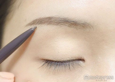 眉山から眉尻を描き加える/写真・MAKO(C)モデルプレス