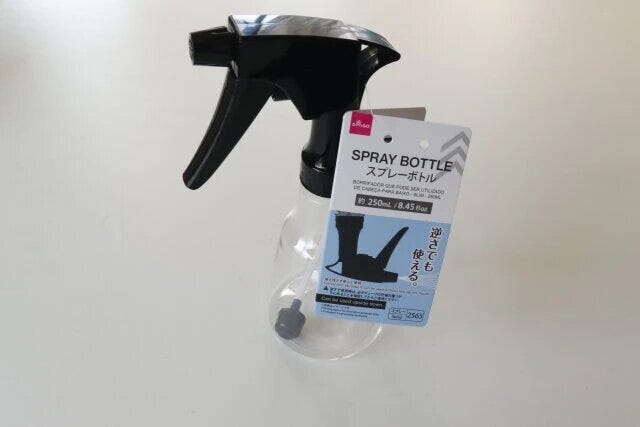 逆さで使えるスプレーボトル（スリム、250ml）　ダイソー