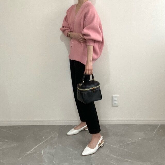 ユニクロ　スマートアンクルパンツ　黒　コーデ　　春