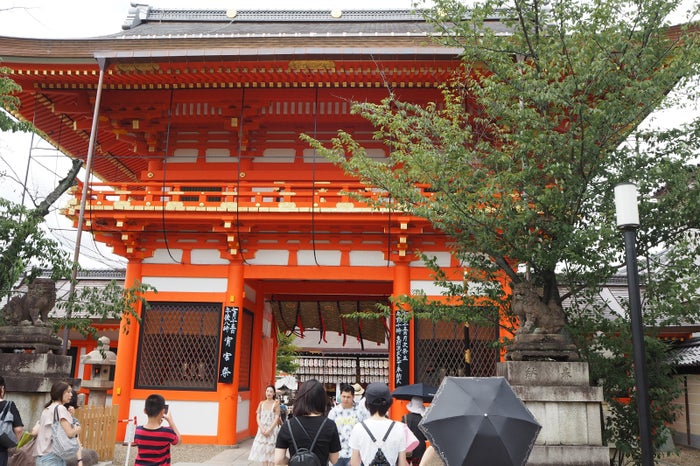 八坂神社では縁結びを祈願（提供画像）