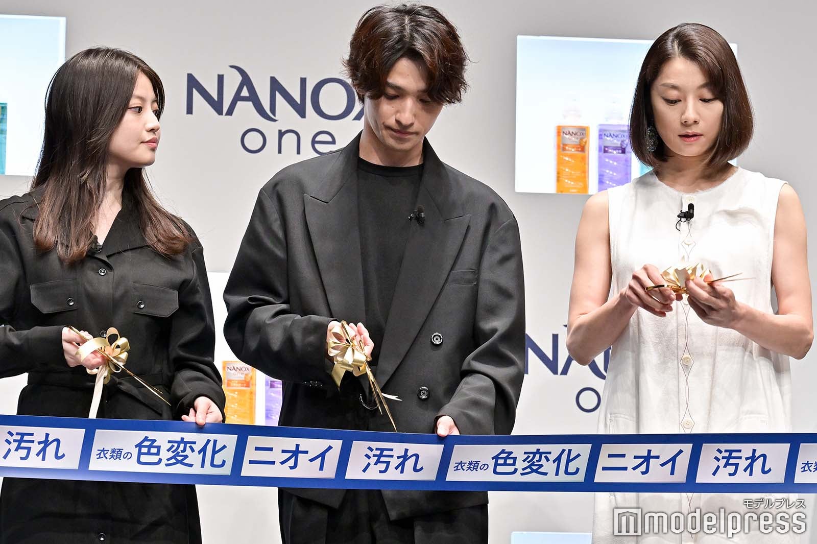 テープカットに挑戦する今田美桜、横浜流星、小池栄子（C）モデルプレス