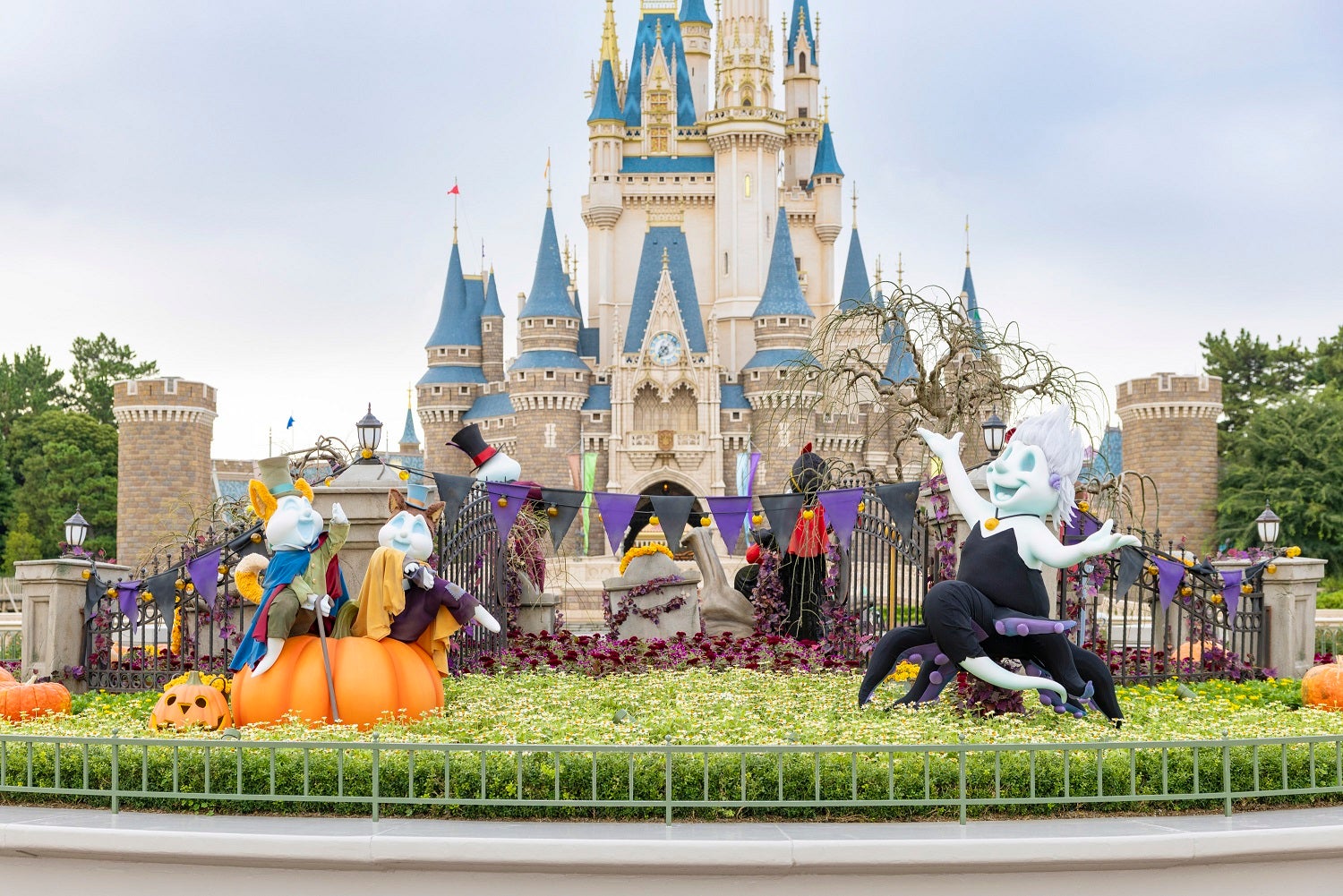 シンデレラ城前（C）Disney