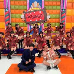 （前列）ウーマンラッシュアワー（後列）出演権を獲得したAKB48メンバー （C）日本テレビ