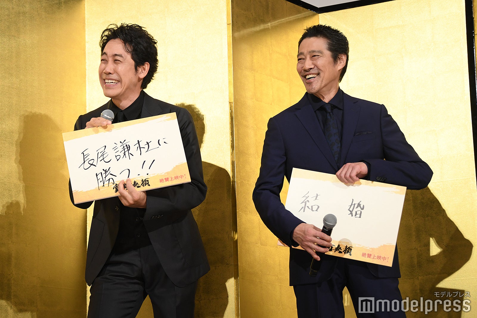 楽しそうな大泉洋と堤真一（C）モデルプレス