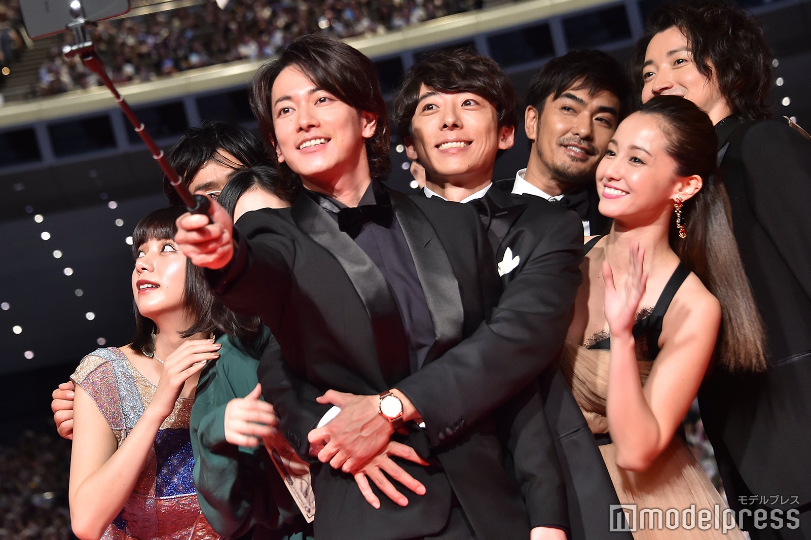 観客と自撮り（C）モデルプレス