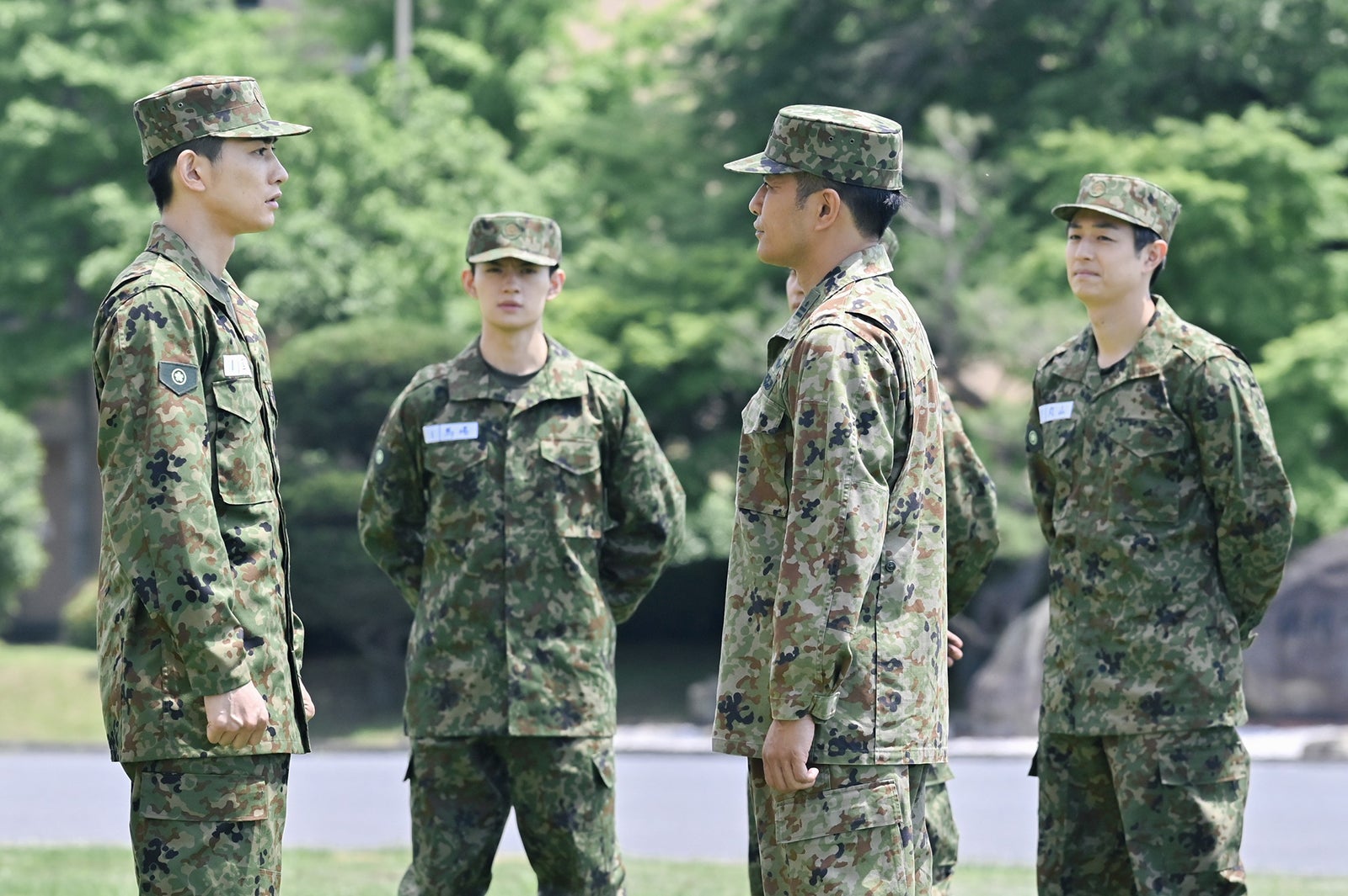 （手前左から）町田啓太、北村一輝／「テッパチ！」第2話より（C）フジテレビ