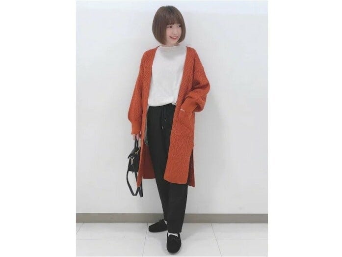 サイドスリットが入っていて足さばきもいいロングカーディガンは便利　出典：WEAR