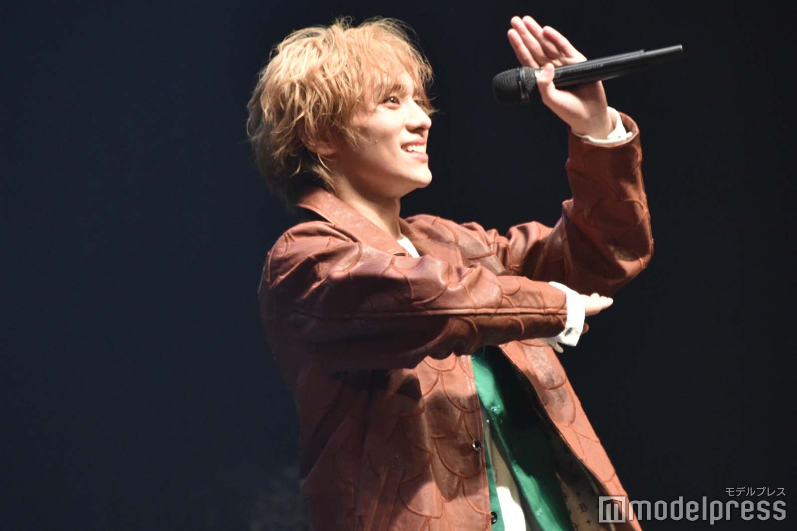 山ポーズの山下幸輝（C）モデルプレス