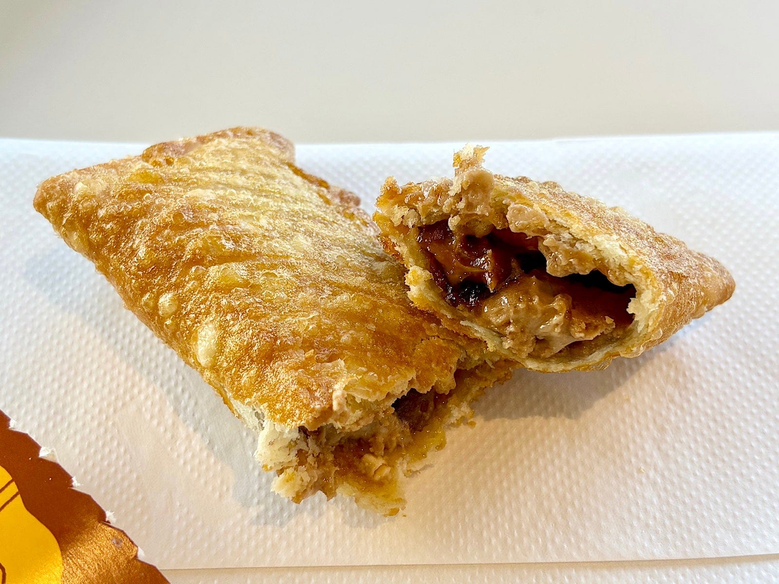 この冬初登場の「塩キャラメルアーモンドパイ」。甘じょっぱい味わいは、独り占めしたくなるおいしさです 