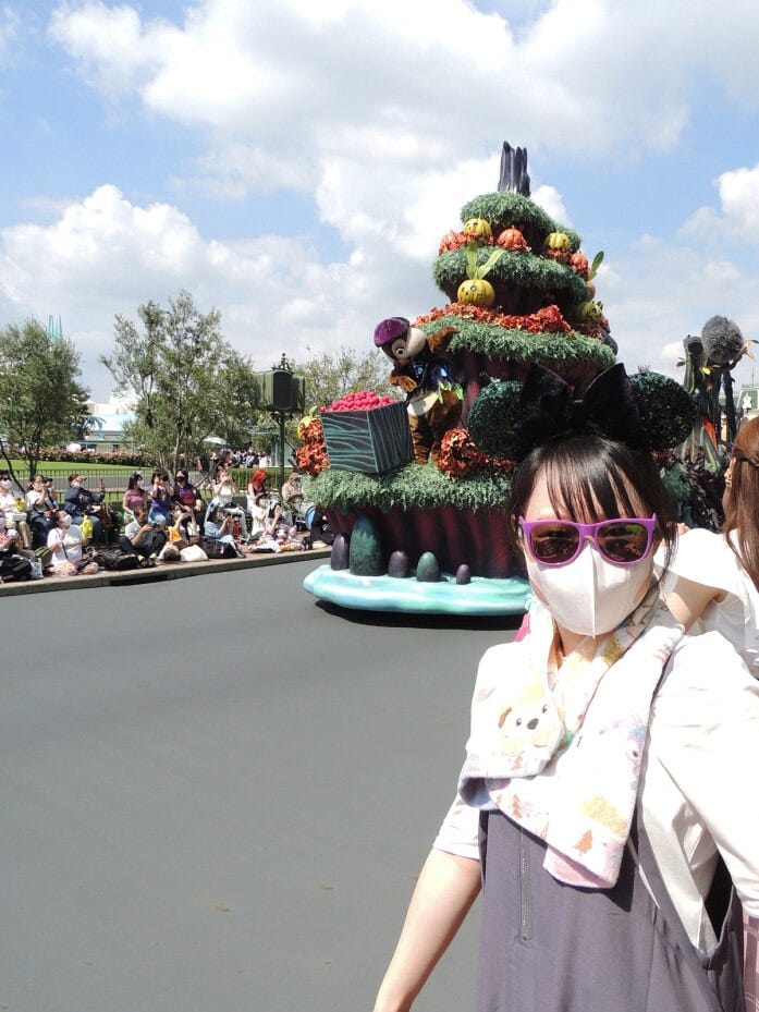 フロートの後ろにデールもいます。3年ぶりに開催された「スプーキー“Boo！”パレード」楽しめますよ