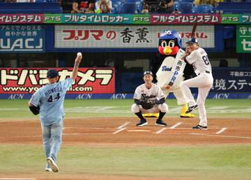 ヤクルト ハウエル氏ファーストピッチに登場 「大親友」の池山監督から空振り奪い「当たりそうになった。ドキドキした」