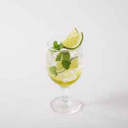 【HUENINGKAI】Non-Alcohol Mojito 税込990円(C)BIGHIT MUSIC & HYBE. All Rights Reserved.