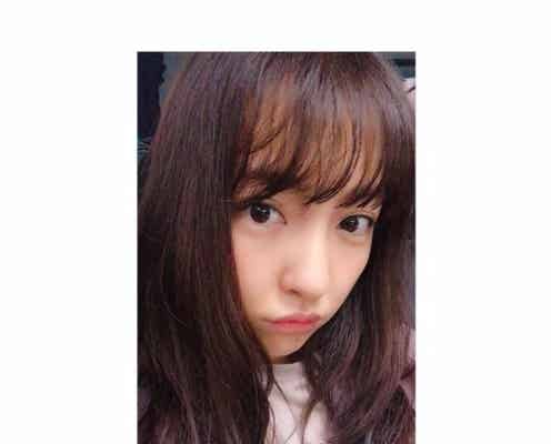 板野友美、前髪バッサリ「誰って感じだよね」 大胆イメチェンに「神的可愛さ」と絶賛の声