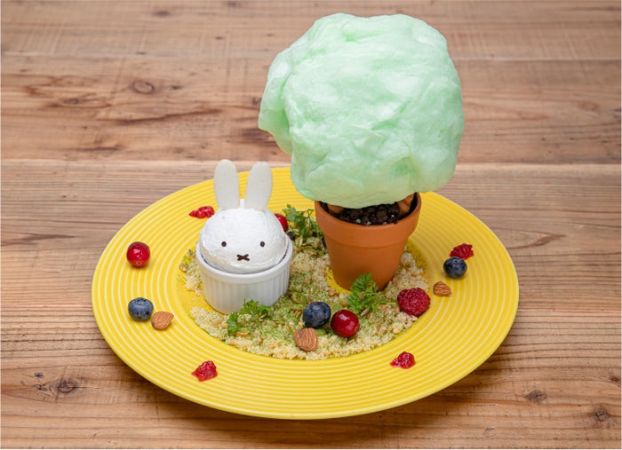 ミッフィーと大きな木のムースケーキ 1,299円/Illustrations Dick Bruna (C)copyright Mercis bv, 1953-2020 www.miffy.com