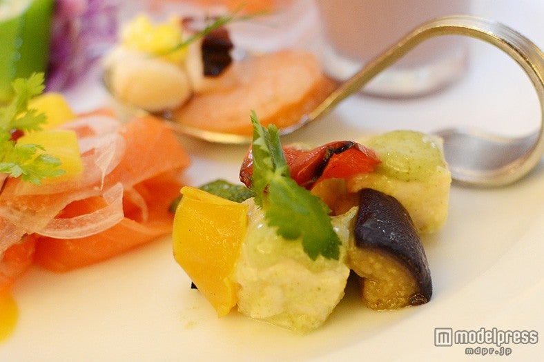 チキンと彩り野菜のサラダグリーンカリーソース