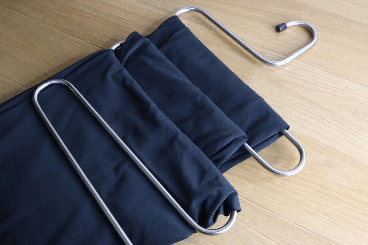 ステンレスズボンハンガー　ズボンを掛けた様子