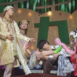 ホステスと盛り上がる橋本良亮、塚田僚一、戸塚祥太/A.B.C-Z「ABC座2024『大金星(BIG VENUS) ~時代(とき)を超えて~』」ゲネプロより(C)モデルプレス