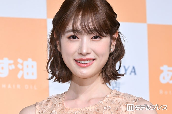 高橋ひかる、圧巻美脚際立つショーパンコーデに絶賛の声「スタイル抜群」「身体の半分以上脚」