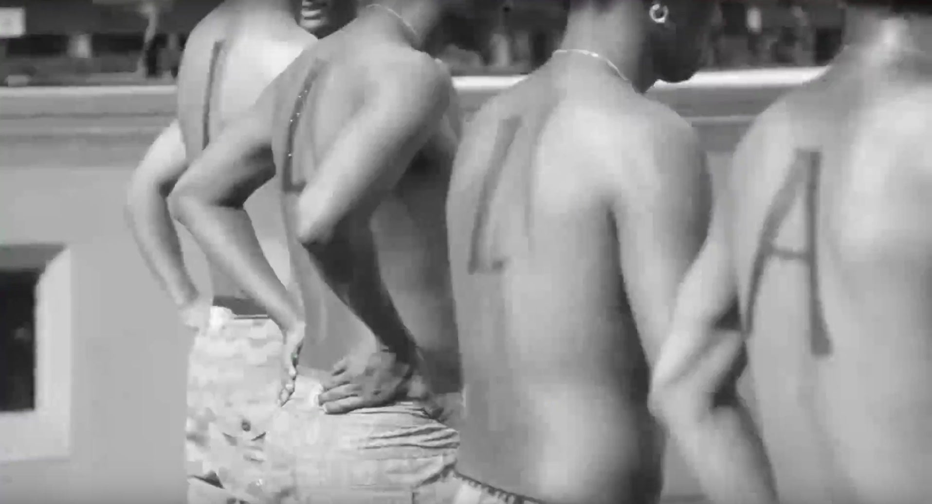 背中に描かれた文字の正体とは