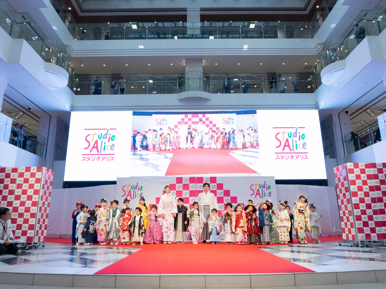 潮田玲子・増嶋竜也ら家族4人揃って登場（提供写真）