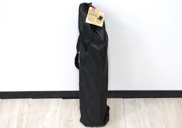 ダイソー　折りたたみアウトドアチェア（収納袋付、背もたれ付）　商品タグ