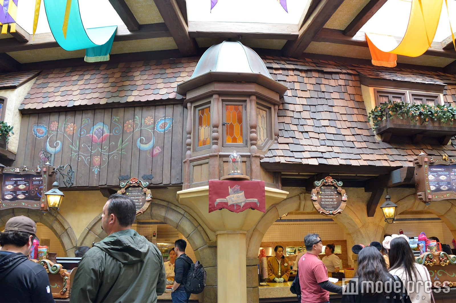 ダイニング「Red Rose Taverne」の店内（C）モデルプレス