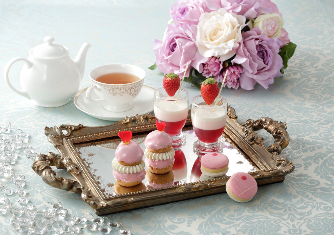 薔薇のパンナコッタ（写真奥）、ルリジューズ（写真手前）／画像提供：横浜ベイシェラトン ホテル＆タワーズ