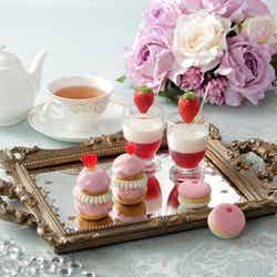 薔薇のパンナコッタ(写真奥)、ルリジューズ(写真手前)/画像提供:横浜ベイシェラトン ホテル&タワーズ