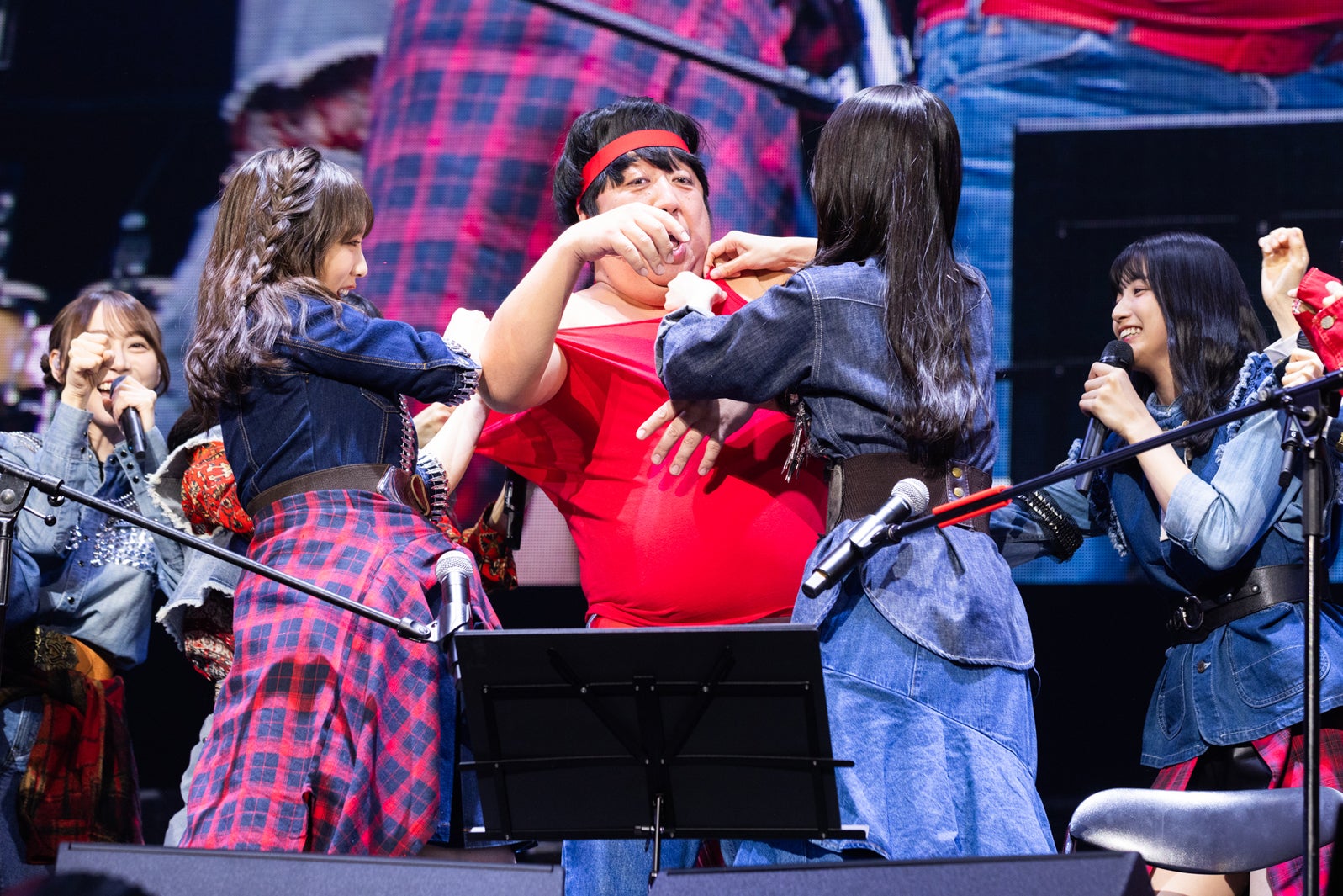 ひーとん（日村勇紀）、乃木坂46「赤えんぴつ in 武道館」撮影：RyuyaAmao