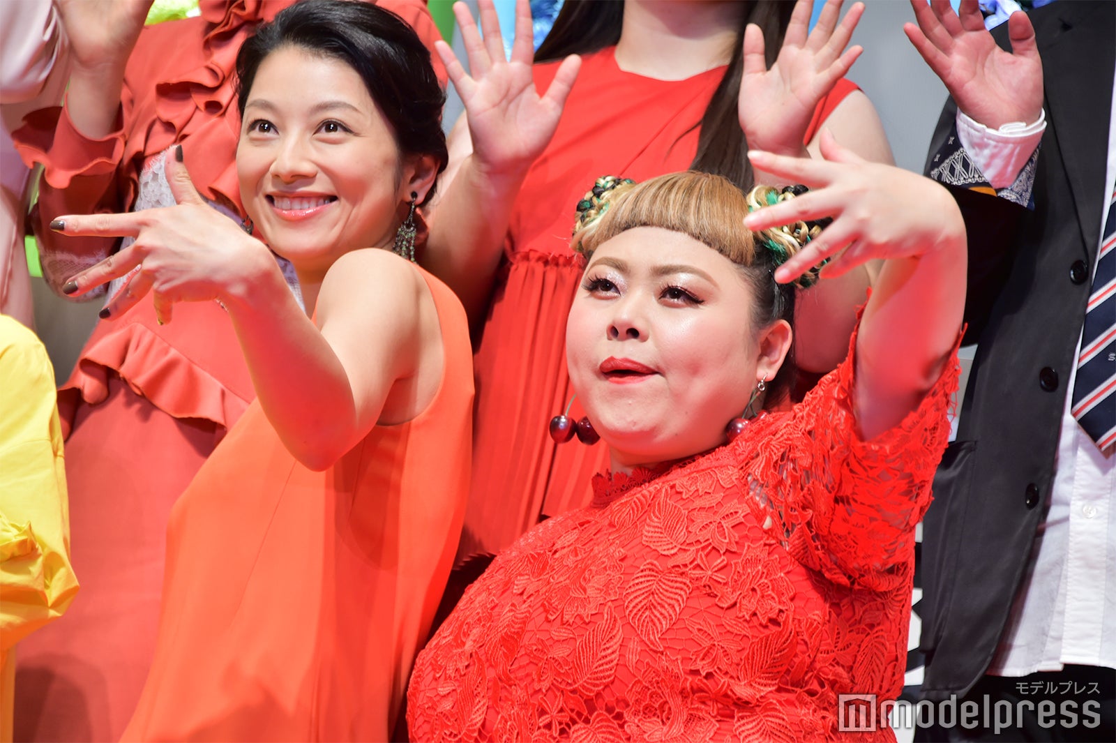 ノリノリの小池栄子、渡辺直美 （C）モデルプレス