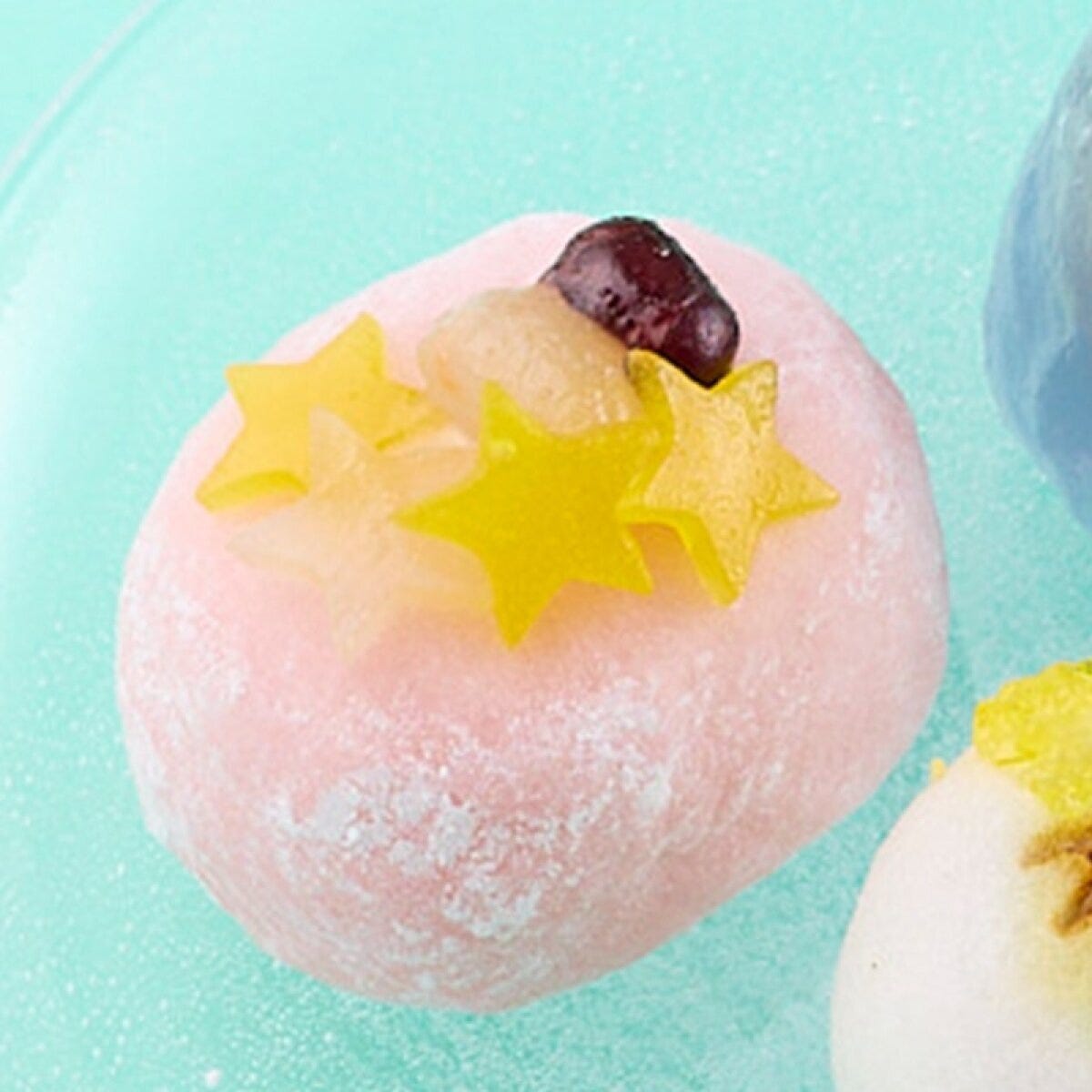 星形羊羹と甘納豆が乗ったピンク色の天の川和菓子