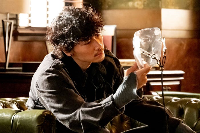 綾野剛/「アバランチ」第1話より(C)カンテレ・フジテレビ