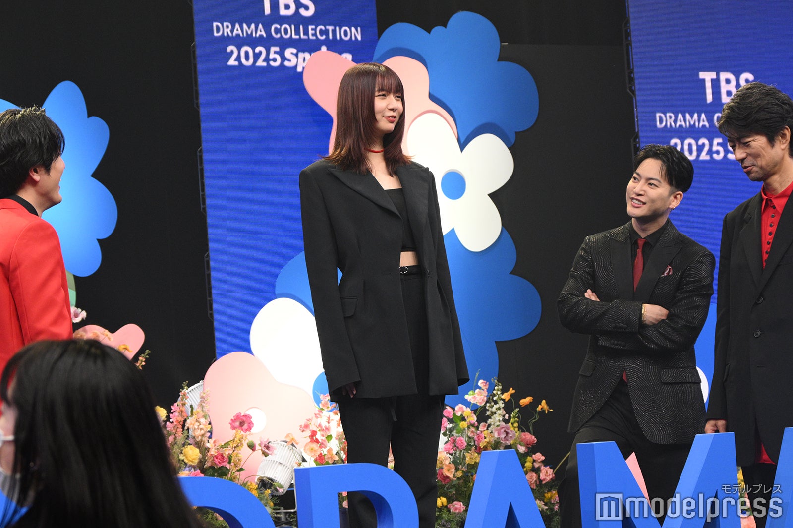 上白石萌歌のフォトセッション時の台が高すぎてざわつく「イグナイト」出演者（C）モデルプレス