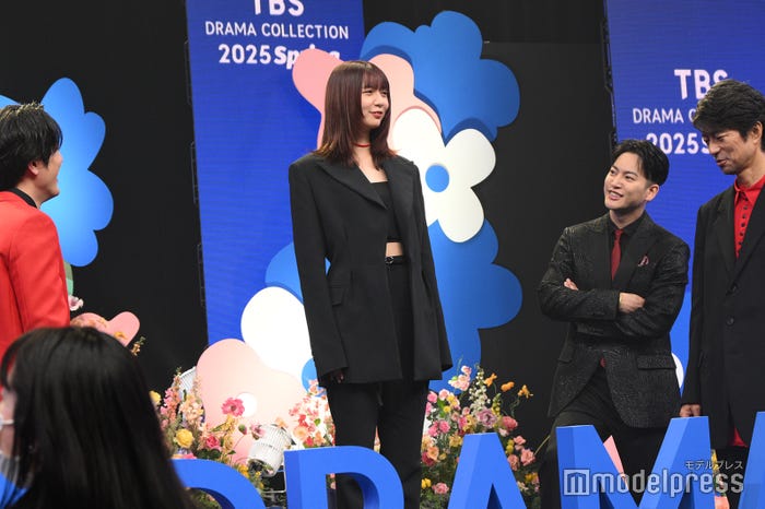 上白石萌歌のフォトセッション時の台が高すぎてざわつく「イグナイト」出演者(C)モデルプレス