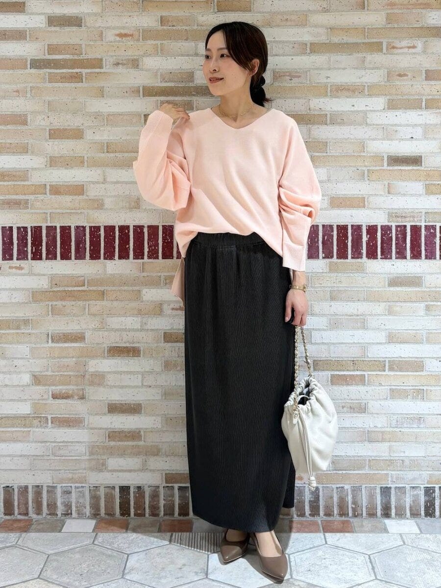 2026春大人女性おすすめピンクニットナロースカートコーデ
