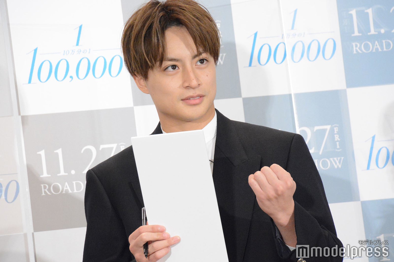 数えながら川柳を考える白濱亜嵐 （C）モデルプレス