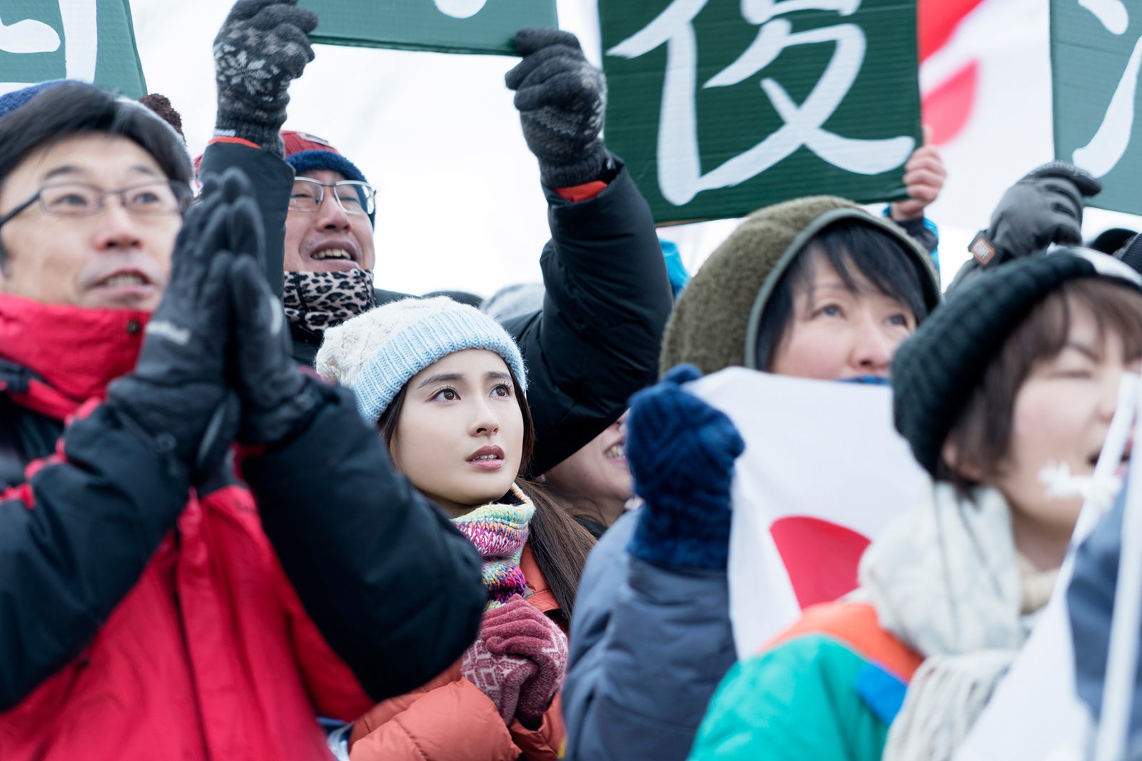 （真ん中）土屋太鳳／映画「ヒノマルソウル～舞台裏の英雄たち～」場面写真 （C）2021映画「ヒノマルソウル」製作委員会
