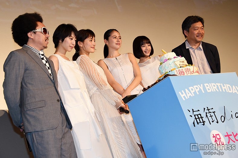 （左から）池田貴史、 夏帆、綾瀬はるか、長澤まさみ、広瀬すず、是枝裕和監督